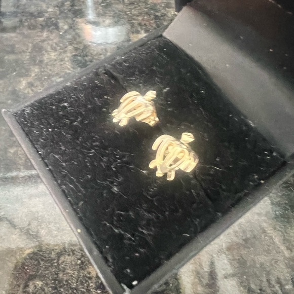 🎁14K GOLD TURTLE EARRINGS 🎁FOR A WOMAN OR A CHID🎁NEVER USED🎁 - Picture 4 of 9